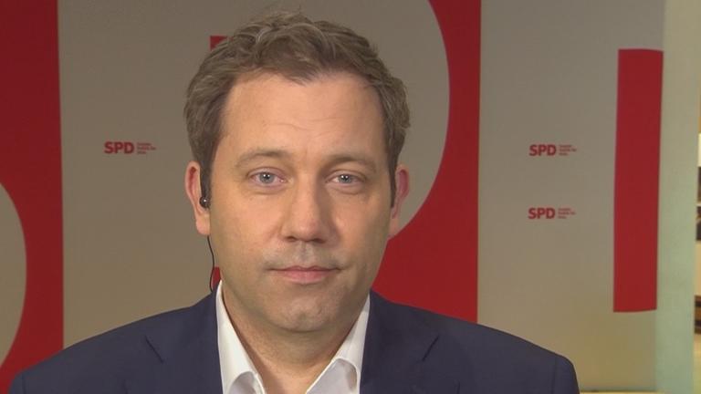 Lars Klingbeil, SPD-Parteivorsitzender im Gespräch mit Antje Pieper