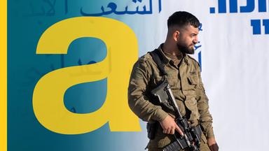 Israelischer Soldat vor Schriftzug