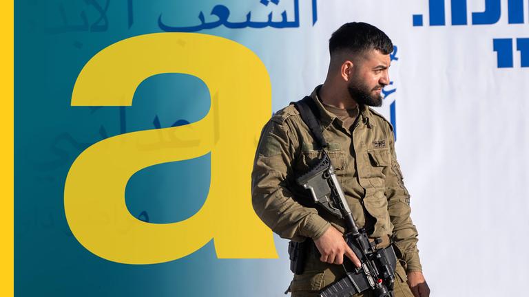 Israelischer Soldat vor Schriftzug