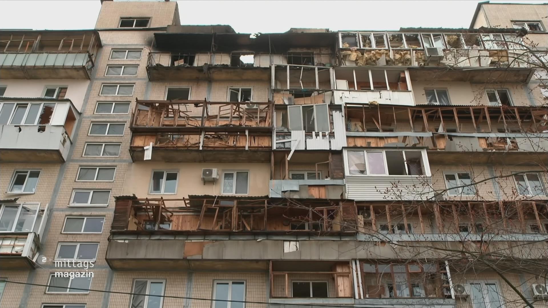 Beschädigte Fassade eines Wohnhauses in Kiew nach russischen Drohnenangriffen