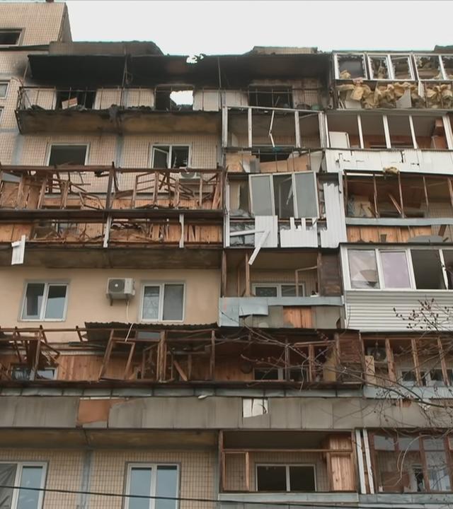 Beschädigte Fassade eines Wohnhauses in Kiew nach russischen Drohnenangriffen