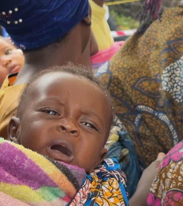 weinendes Baby auf dem Arm