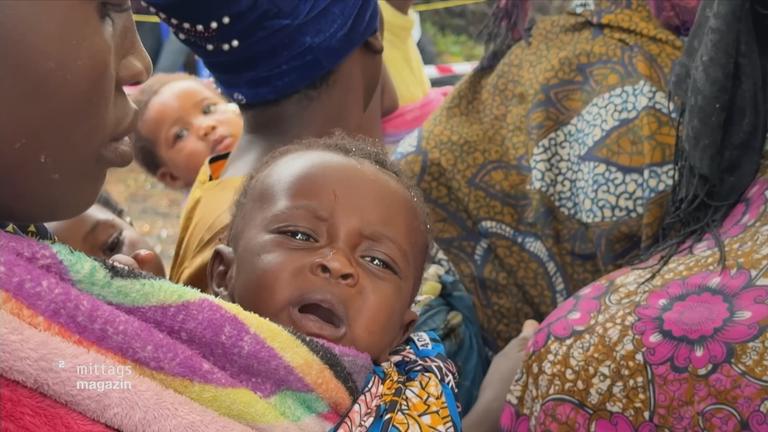 weinendes Baby auf dem Arm