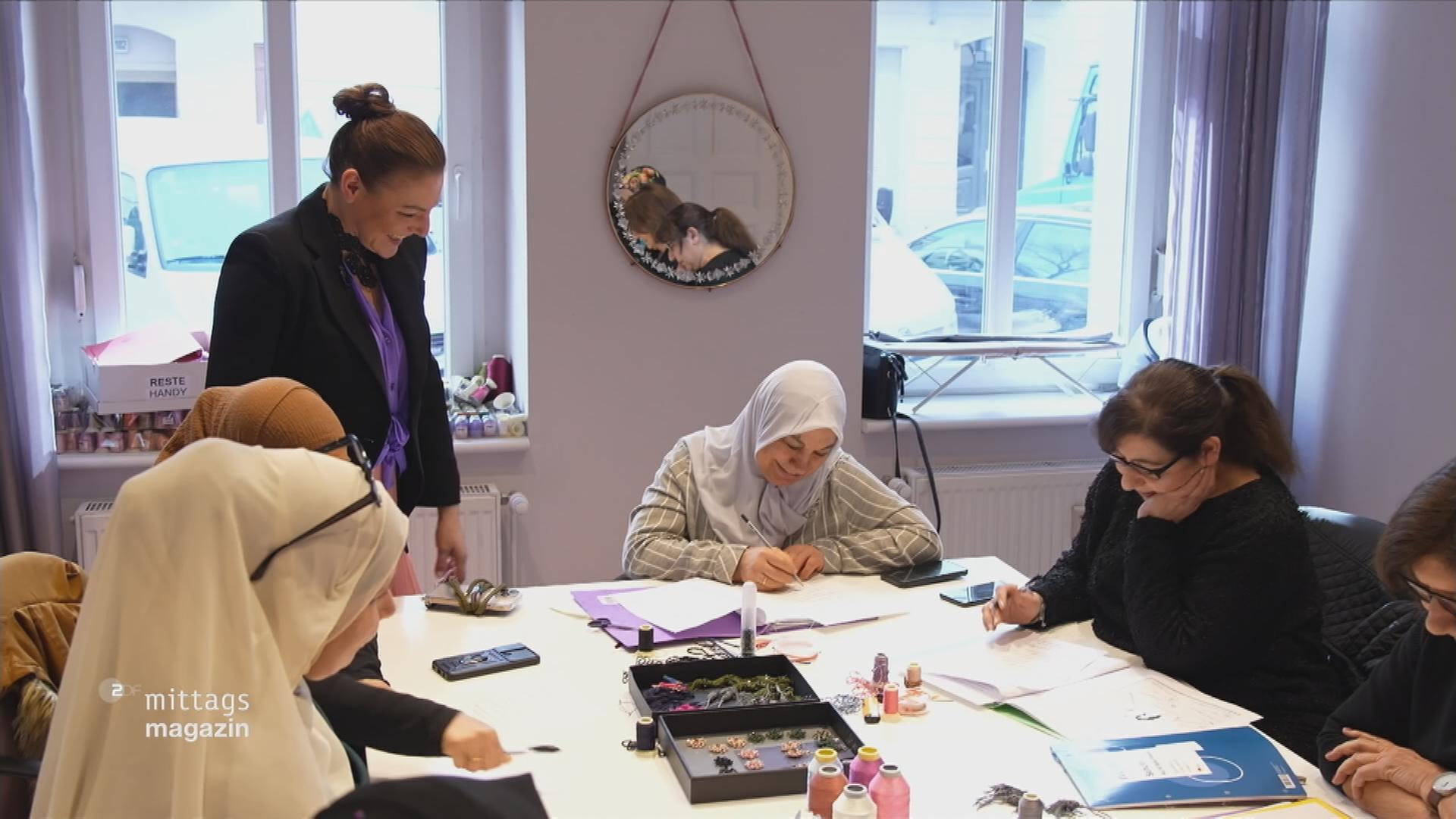 Modedesignerin Ann-Kathrin Carstensen mit den Mitarbeiterinnen beim Sprachkurs