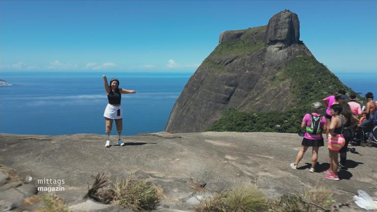 Luana Scorza auf einem Berggipfel mit den Helferinnen und Helfern der Organisation Coletivo Inclusao