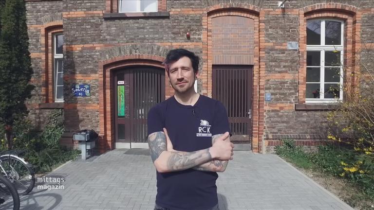 Psychiatrie-Pflegefachkraft Christian Koll vor dem Haus 27 der LVR-Klinik Bonn