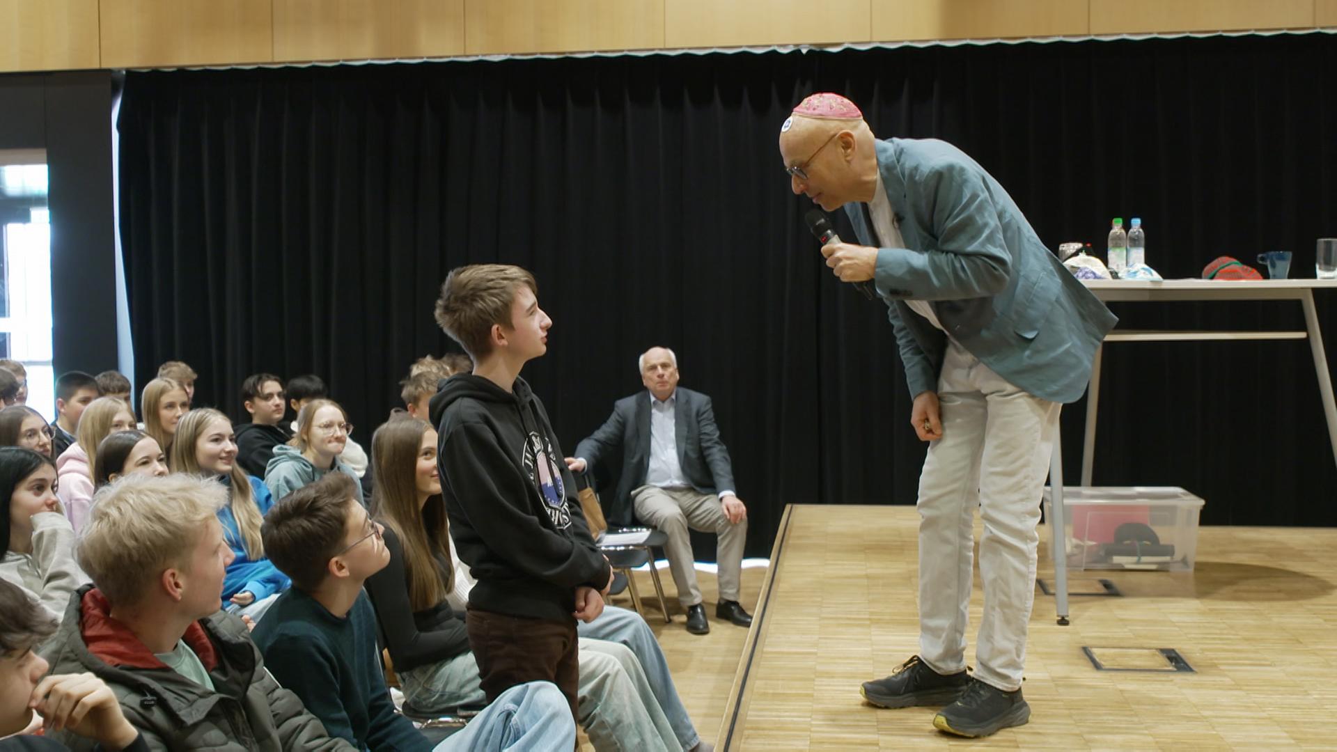 Terry Swartzberg im Gespräch mit Schülerinnen und Schülern