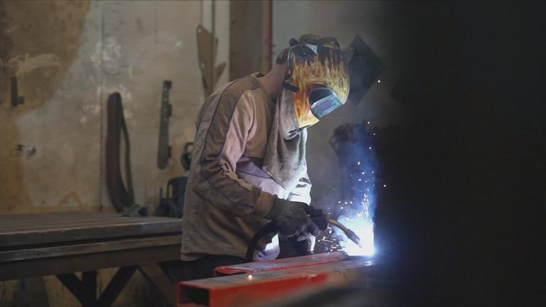 Kurzarbeiter am Schweißen