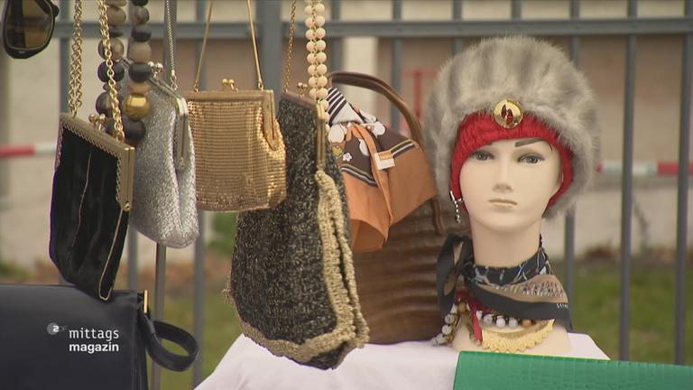 Handtaschen und Hüte an einem Flohmarktstand in Frankfurt am Main