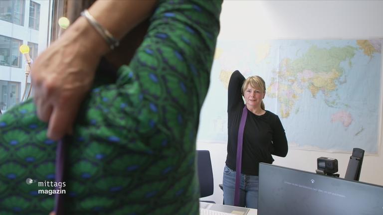 Menschen bei Yoga-Übungen in einem Büro