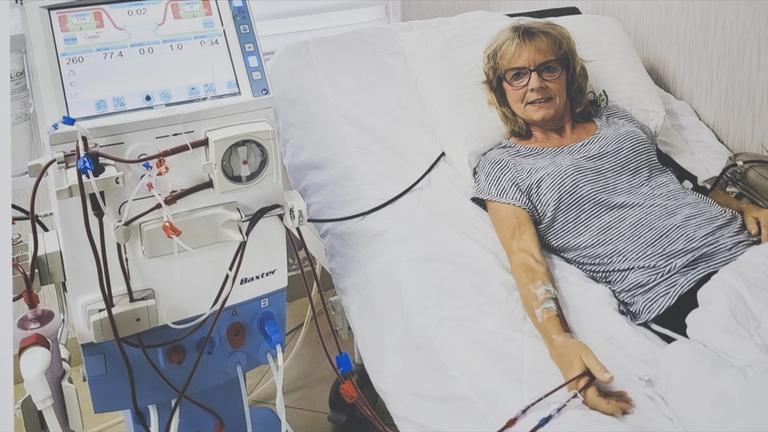 Frau liegt im Krankenhaus