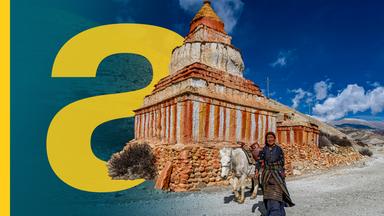 Frau mit ihrem Pferd, bunt bemalter buddistischer Stupa vor Berglandschaft