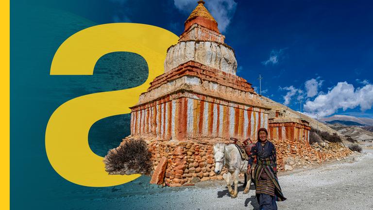 Frau mit ihrem Pferd, bunt bemalter buddistischer Stupa vor Berglandschaft