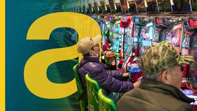 Alter Mann mit Schirmmütze sitzt vor Spielautomat in Japan