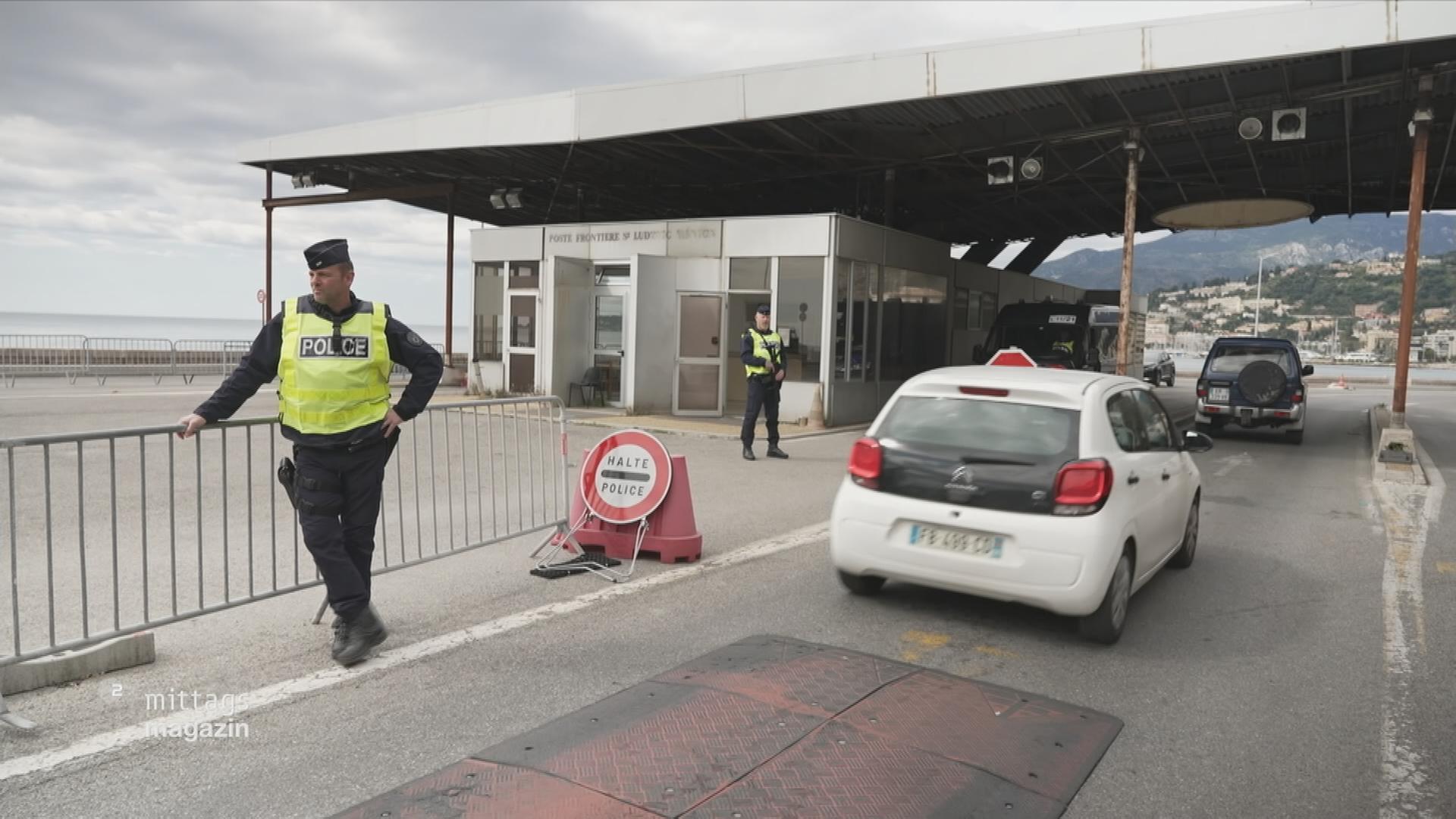 Polizisten bewachen die französisch-italienische Grenze nahe Menton in Südfrankreich