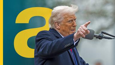 Donald Trump spricht mit erhobenem Zeigefinger in Mikrofon