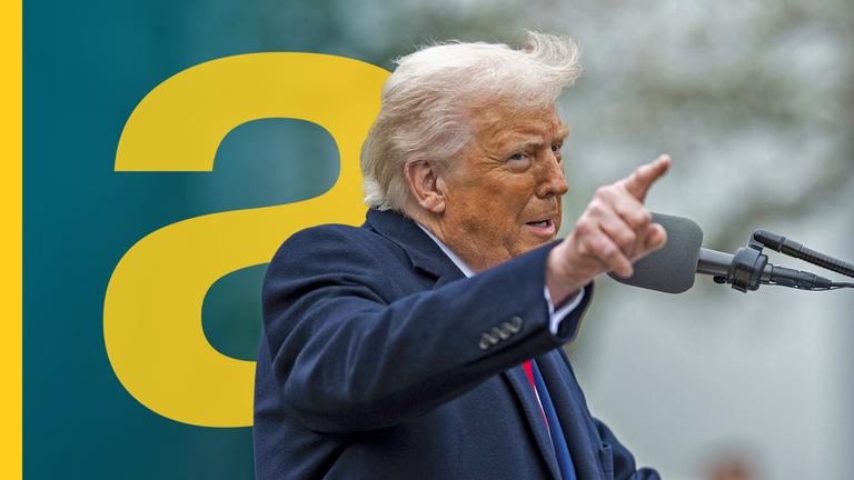 Donald Trump spricht mit erhobenem Zeigefinger in Mikrofon