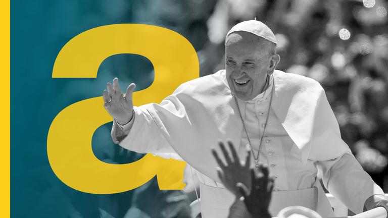 Papst Franziskus in weißer Robe winkt Menschen zu