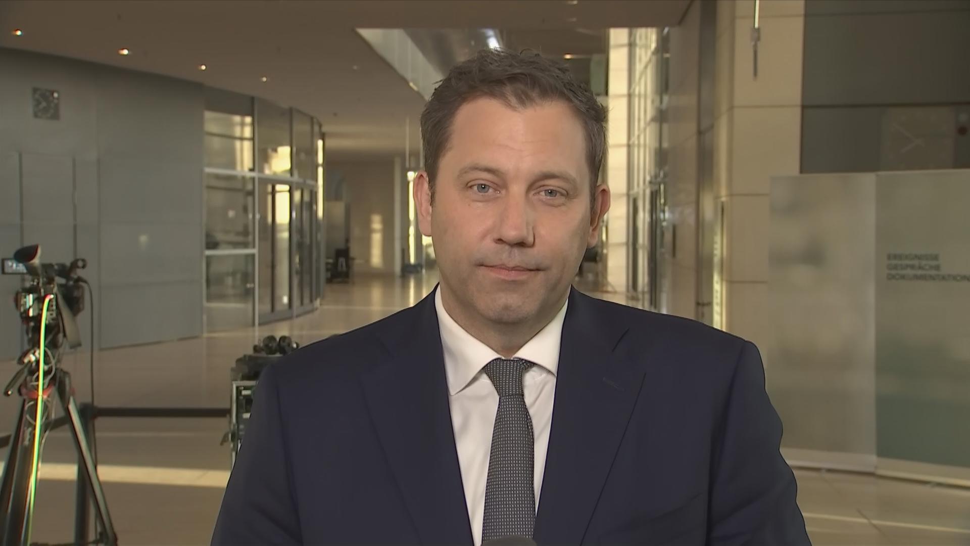 Lars Klingbeil, Finanzminister im Gespräch mit Shakuntala Banerjee