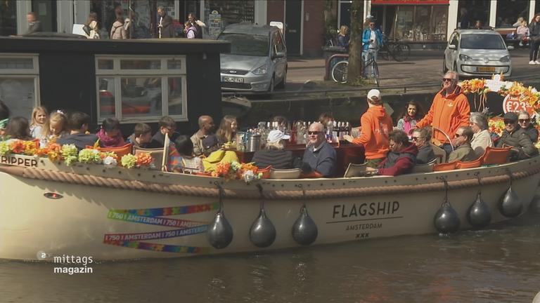 Touristenboot auf einer Gracht in Amsterdam