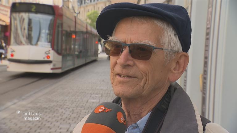 Mann bei einer Straßenumfrage in Erfurt