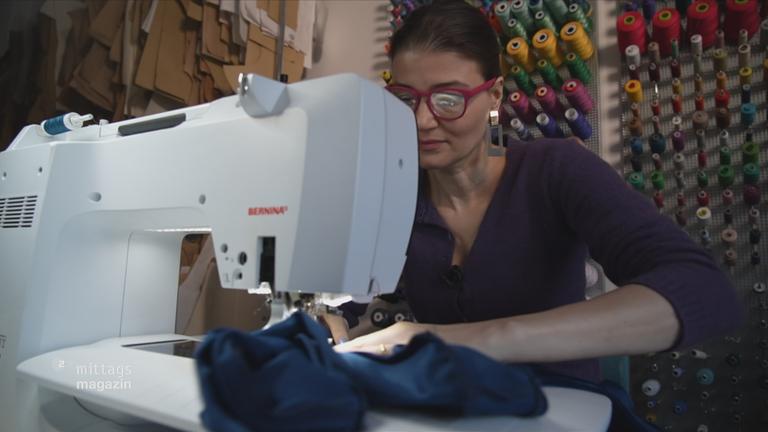 Bettina Fritz arbeitet an einer Nähmaschine