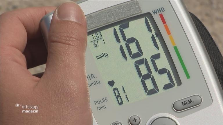 Display eines Blutdruckmessgeräts mit den Messdaten 161 zu 85