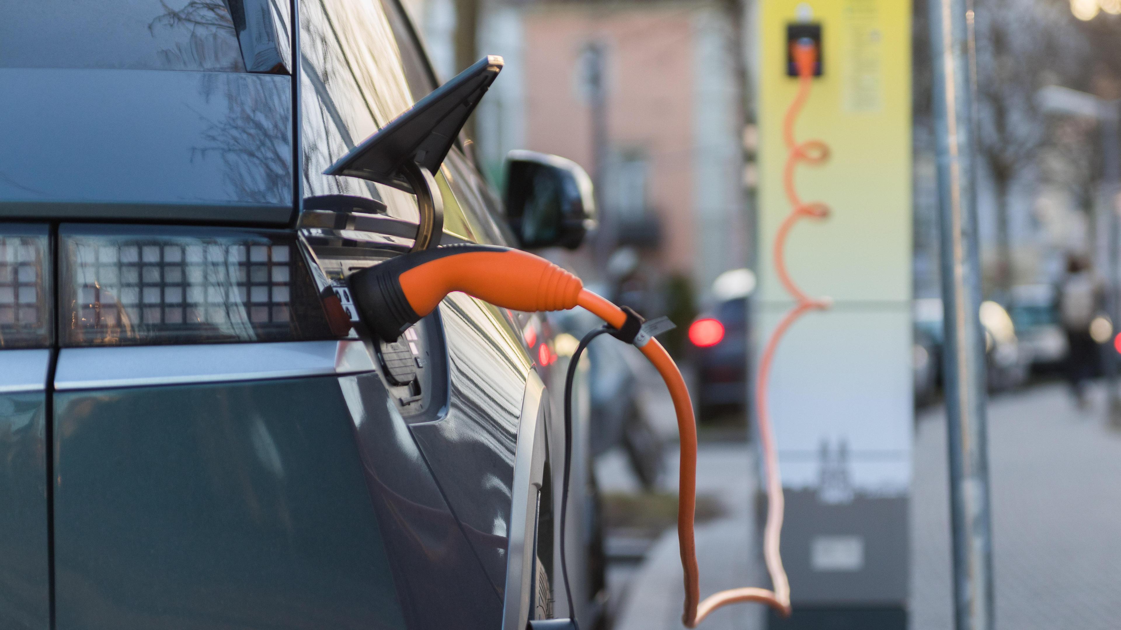 E-Auto beim Stromtanken