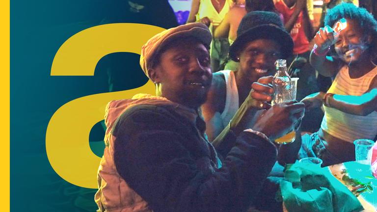 Drei Menschen im Club am Feiern