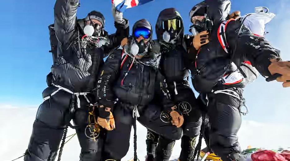 Vier Briten erreichen den Everest-Gipfel in Rekordzeit dank Xenon. Sie brauchen weniger als eine Woche von London aus
