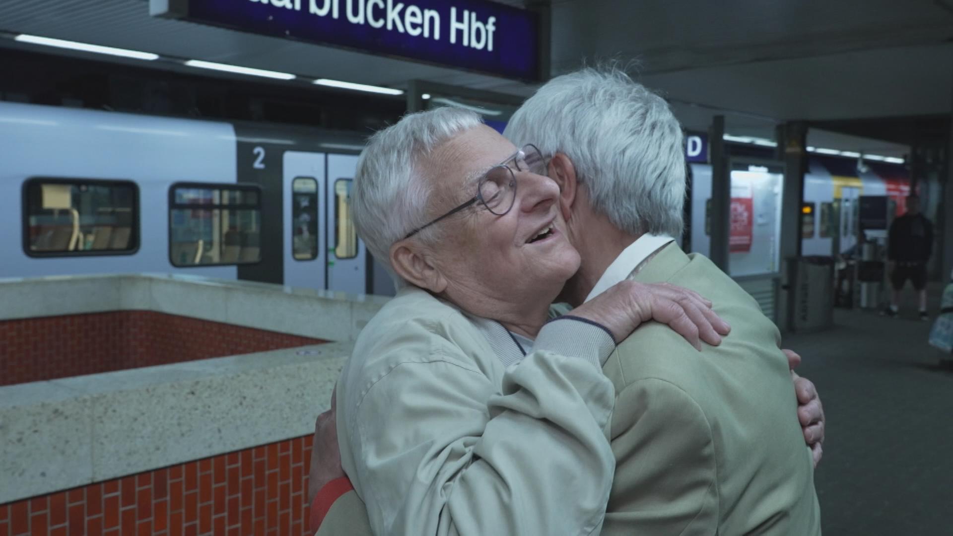 Brüder umarmen sich 