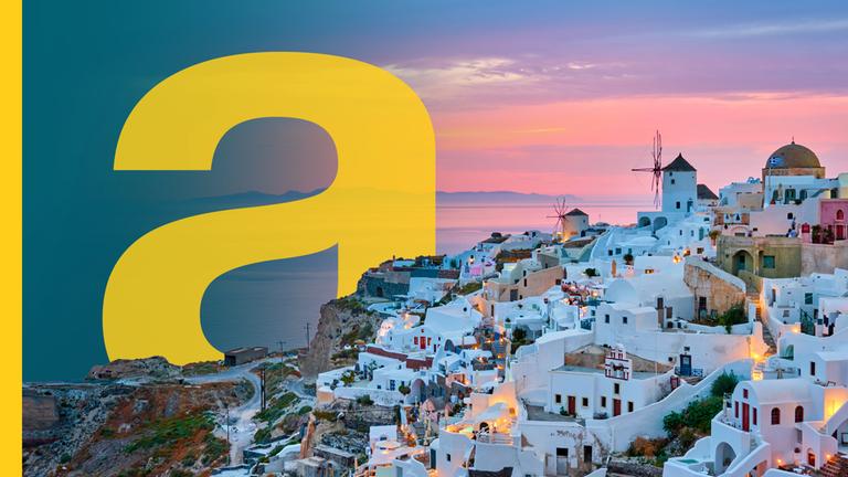 Ein Hügel auf Santorini mit schönen bunten Häusern