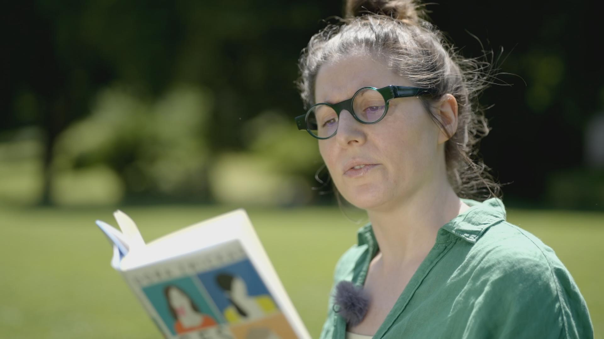 Was wäre, wenn ein Tech-Milliardär auf die Idee käme, sich eine Stadt und ihre Bürger zu kaufen? Dystopie oder Utopie? Diese Fragen untersucht Dora Zwickau in ihrem Debütroman.