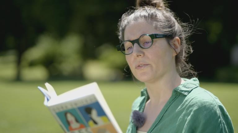 Was wäre, wenn ein Tech-Milliardär auf die Idee käme, sich eine Stadt und ihre Bürger zu kaufen? Dystopie oder Utopie? Diese Fragen untersucht Dora Zwickau in ihrem Debütroman.