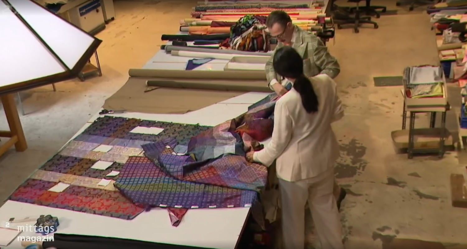 Modeunternehmer Jan-Henrik Maria Scheper-Stuke hantiert in seinem Atelier mit Stoffen