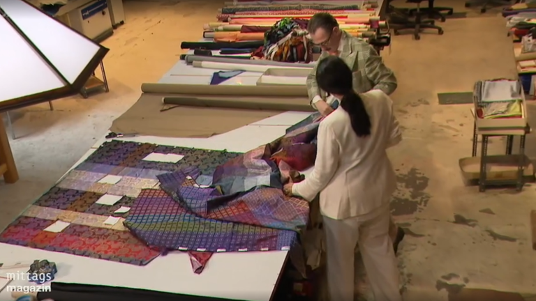 Modeunternehmer Jan-Henrik Maria Scheper-Stuke hantiert in seinem Atelier mit Stoffen