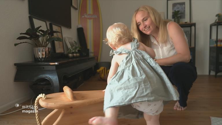 Theresa Merk spielt mit ihrem Kind