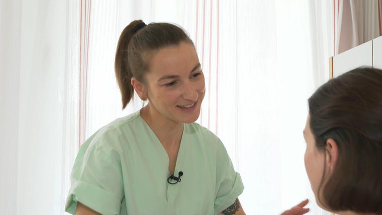 Kinderkrankenpflegerin und Stillberaterin Sina Lothes im Gespräch mit einer Patientin