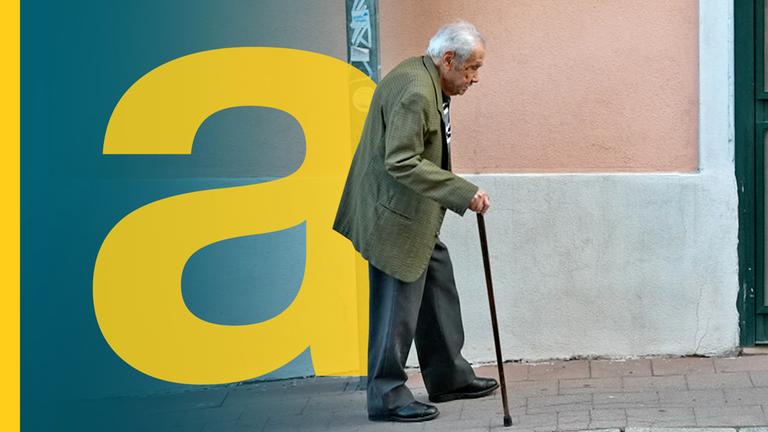 Ein italienischer alter Mann spaziert durch einen Ort auf Sardinien