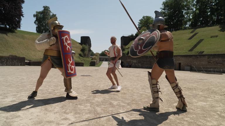 Gladiatorenschüler üben den Kampf mit antiken Waffen