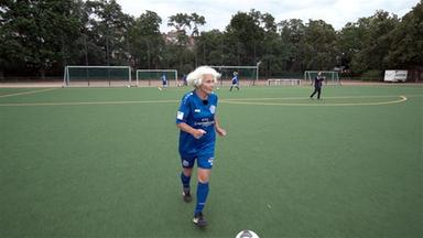 Die 73-jährige Karin Walk beim Training mit Arminia Tegel Berlin