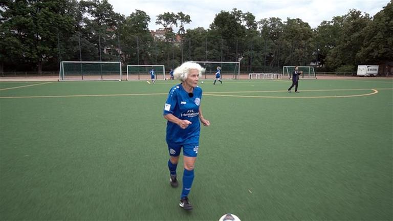 Die 73-jährige Karin Walk beim Training mit Arminia Tegel Berlin