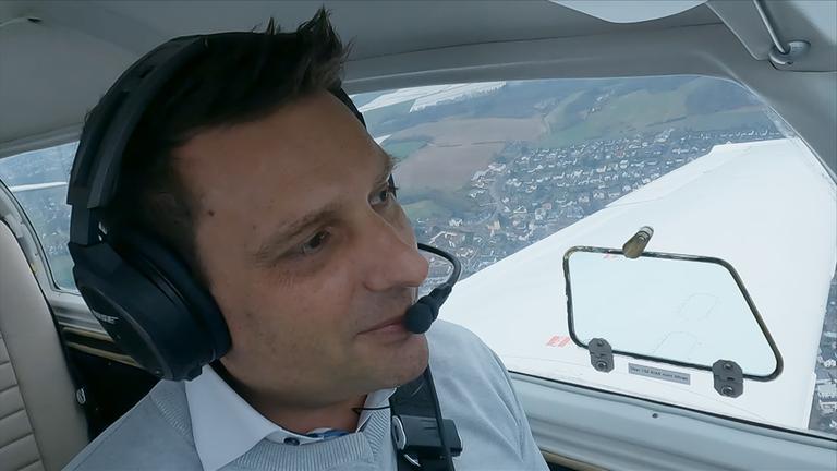 Pilot und Rettungssanitäter Mirko Miesen im Cockpit eines Kleinflugzeugs