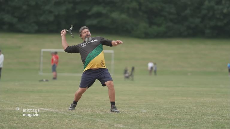 Teilnehmer bei der Bumerang-Europameisterschaft beim Wurf