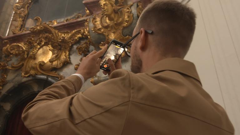 Kunst-Influencer Constantin Pelka fotografiert einen Barock-Altar