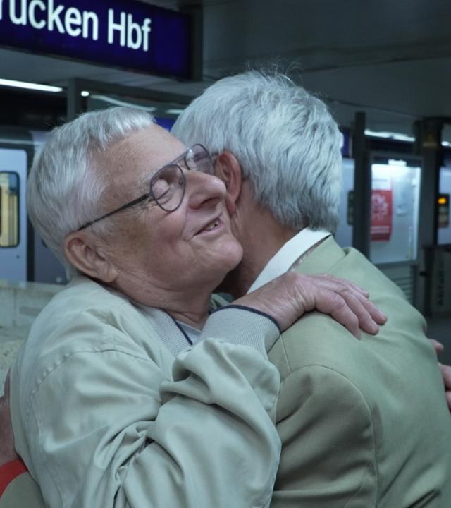 Francis Boulouart umarmt seinen Halbbruder auf dem Bahnhof von Saarbrücken