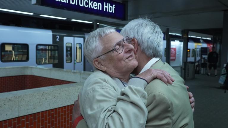 Francis Boulouart umarmt seinen Halbbruder auf dem Bahnhof von Saarbrücken