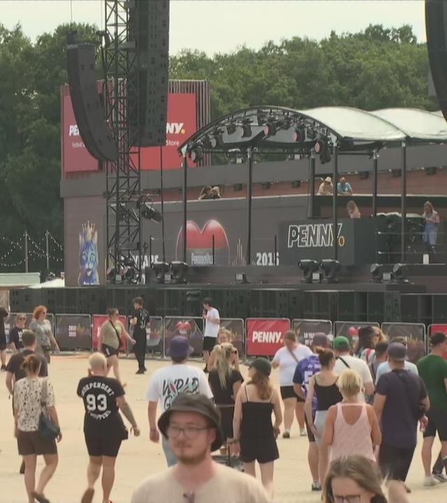 Festival-Gelände Parookaville mit DJ-Bühne und Besucher*innen