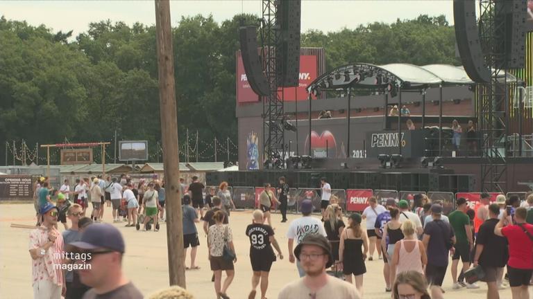 Festival-Gelände Parookaville mit DJ-Bühne und Besucher*innen