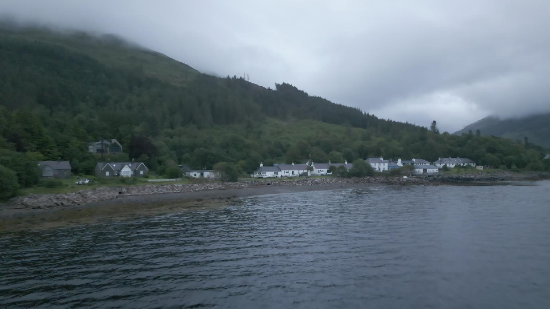 Das Dorf Inverie in Schottland vom Wasser aus